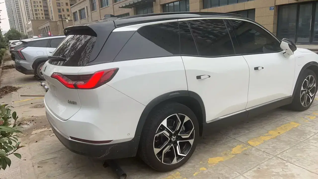 2020 NIO ES8 thumbnail 4