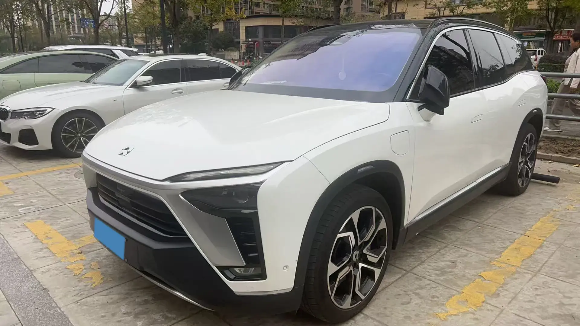 2020 NIO ES8 view 1