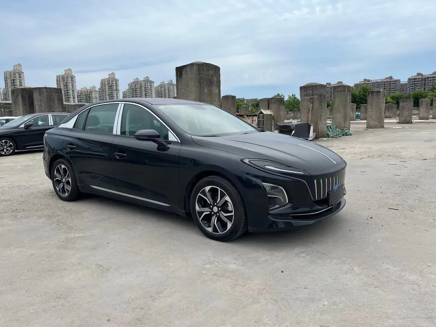 2022 HONGQI E-QM5 thumbnail 2