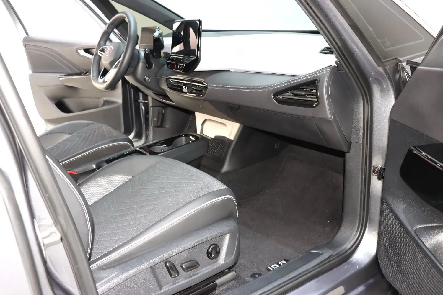 2024 VOLKSWAGEN ID.3 thumbnail 3