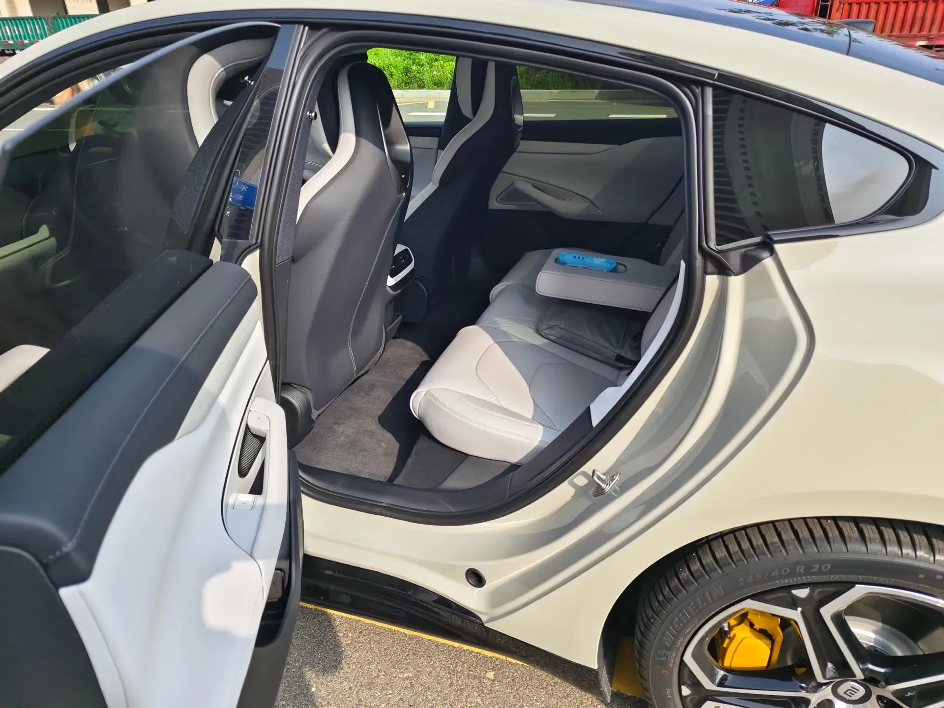 2024 MI SU7 thumbnail 3