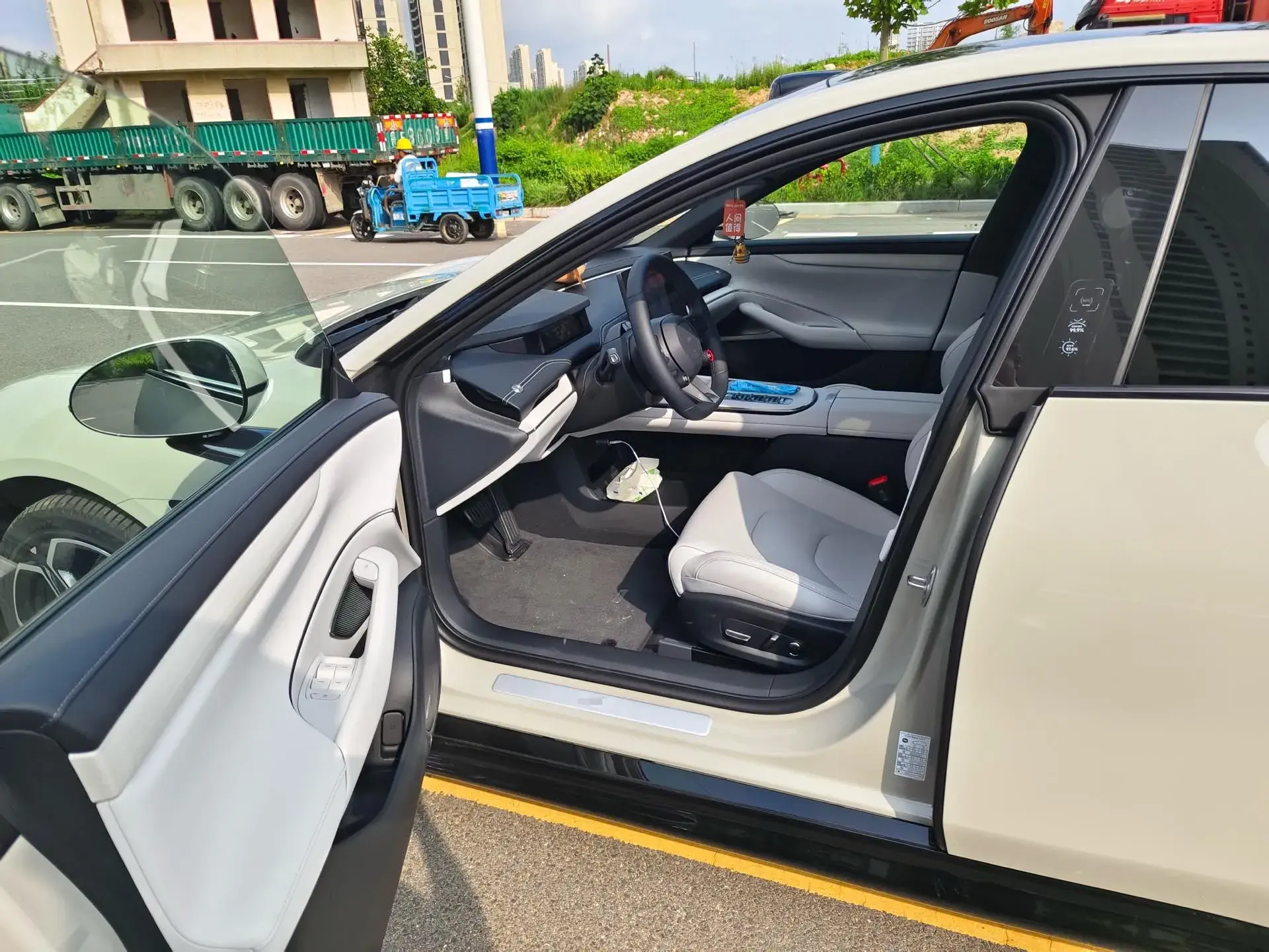 2024 MI SU7 thumbnail 2