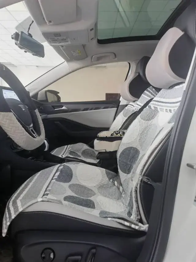 2025 JETTA JETTAVA7 thumbnail 4