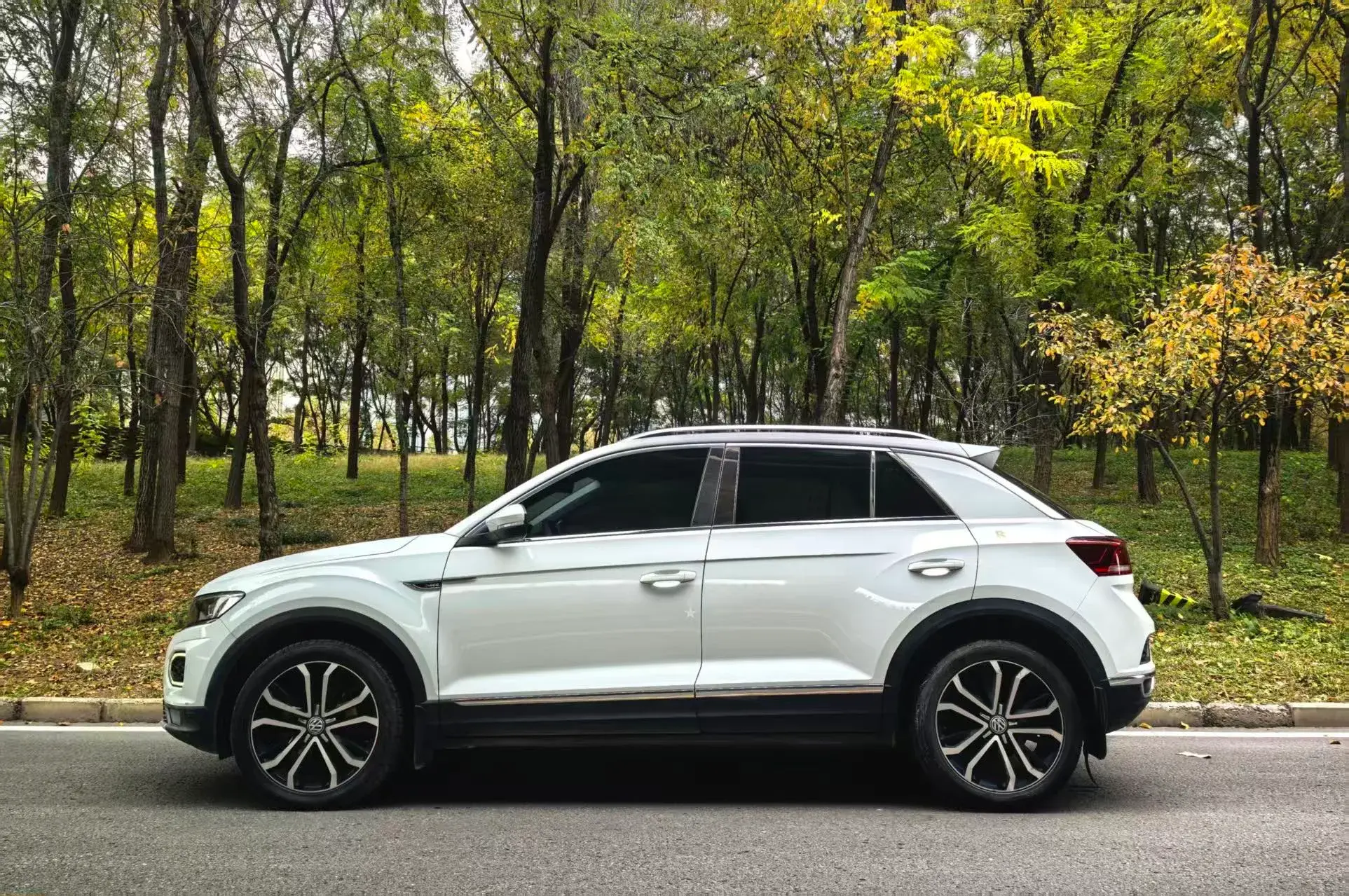 2019 VOLKSWAGEN T-ROC thumbnail 3