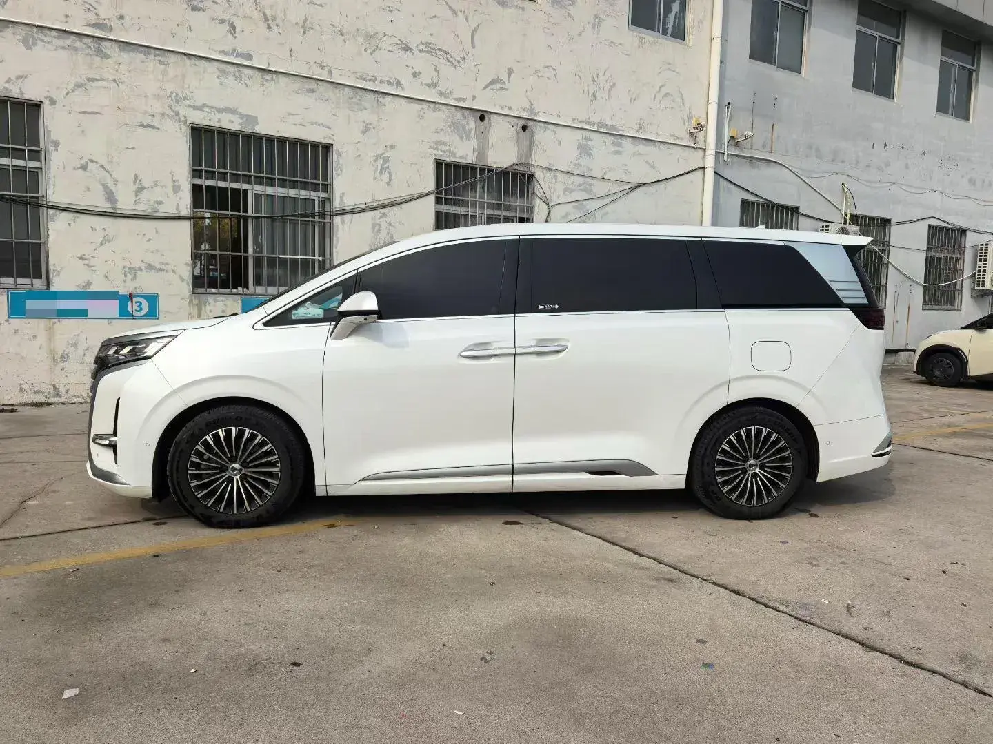 2022 DENZA D9 thumbnail 4