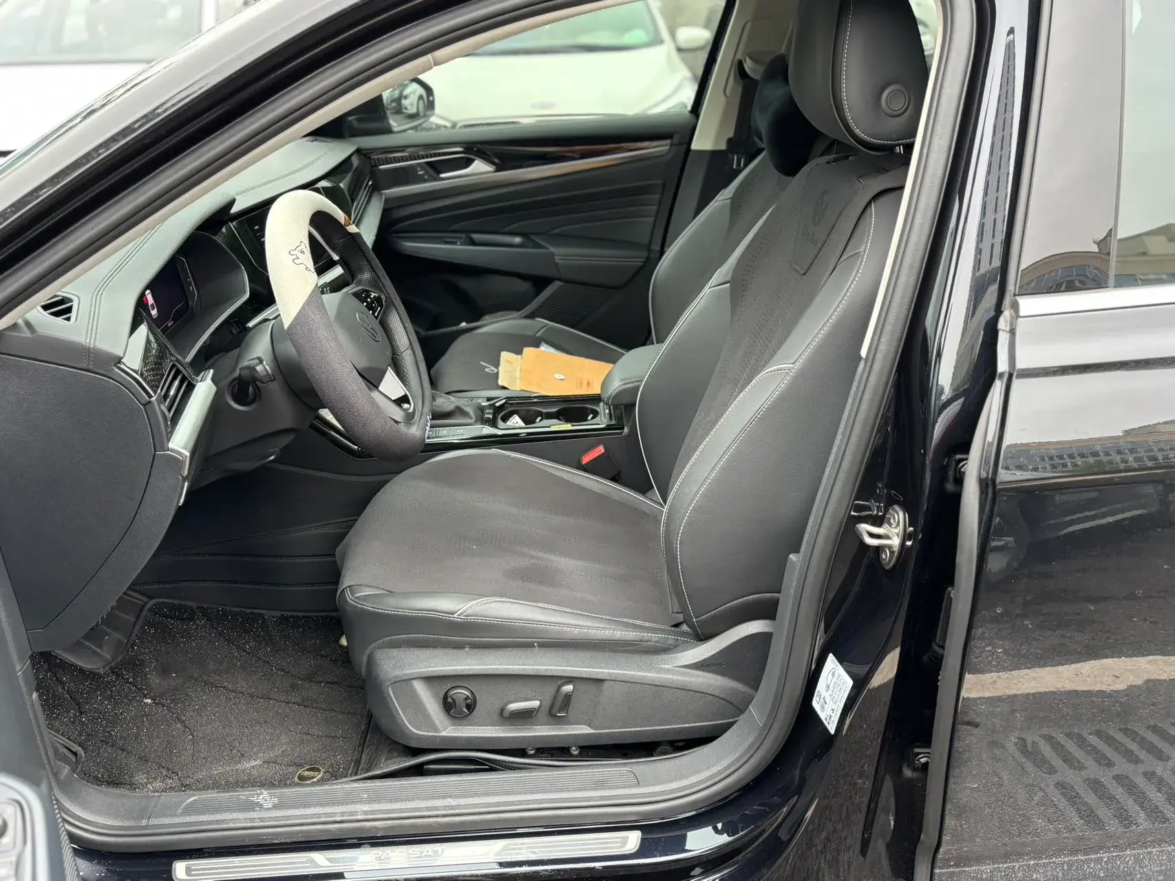 2023 VOLKSWAGEN PASSAT thumbnail 4