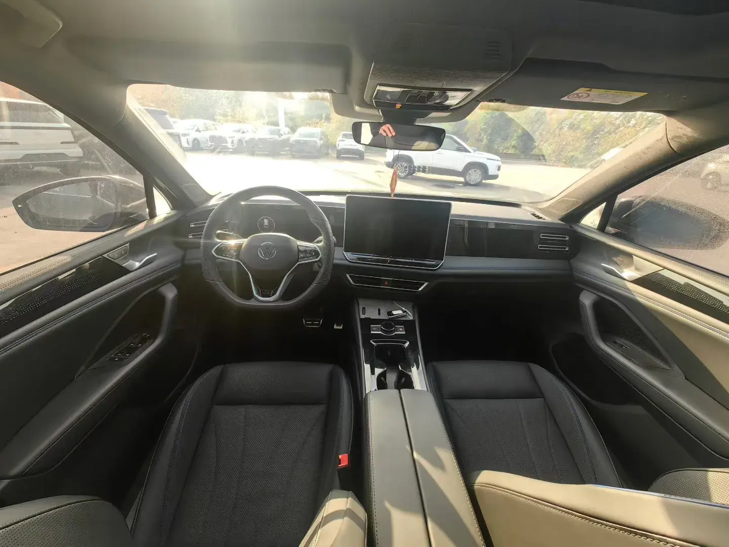 2024 VOLKSWAGEN TIGUAN thumbnail 3