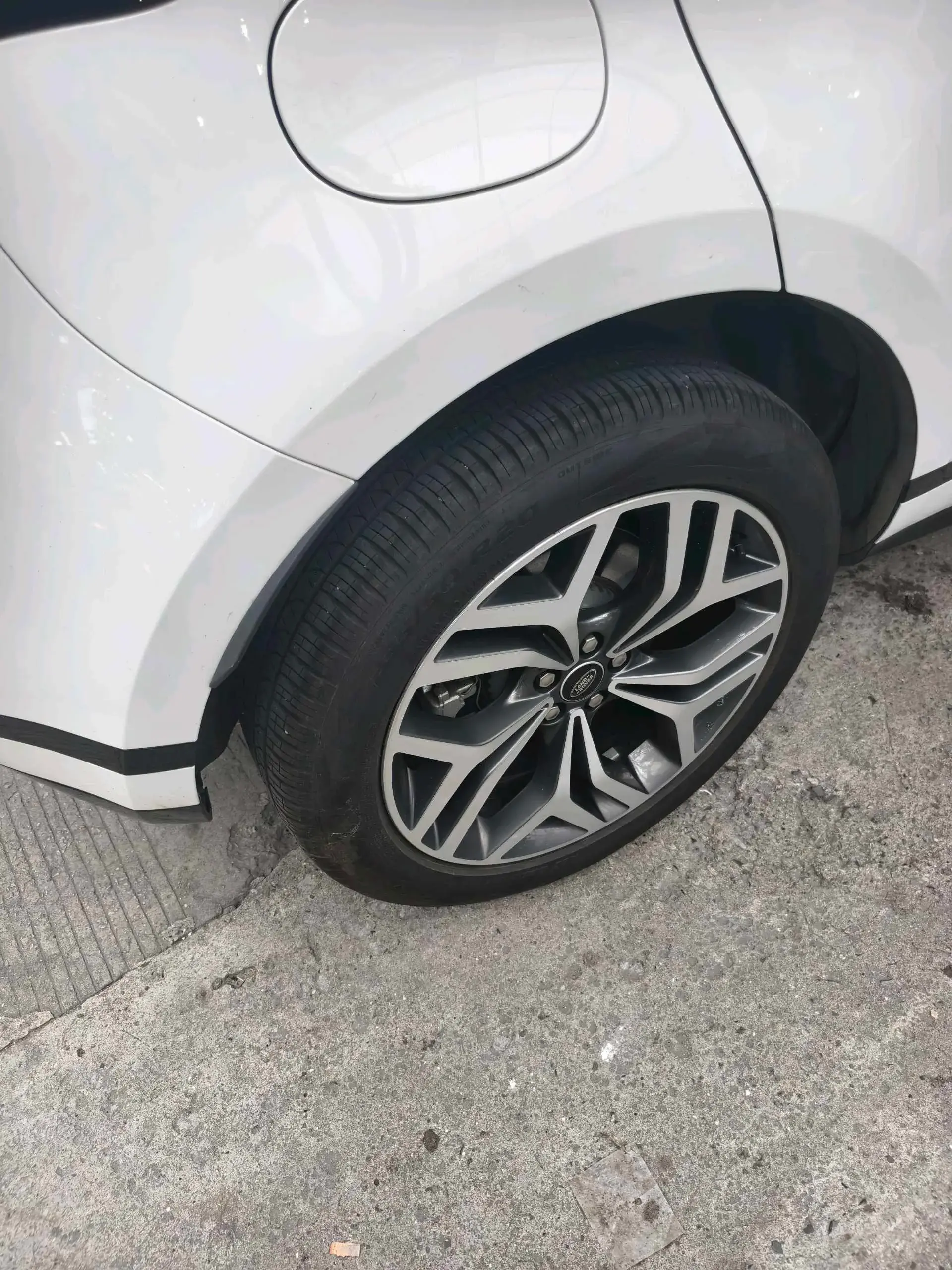 2023 LAND ROVER thumbnail 3