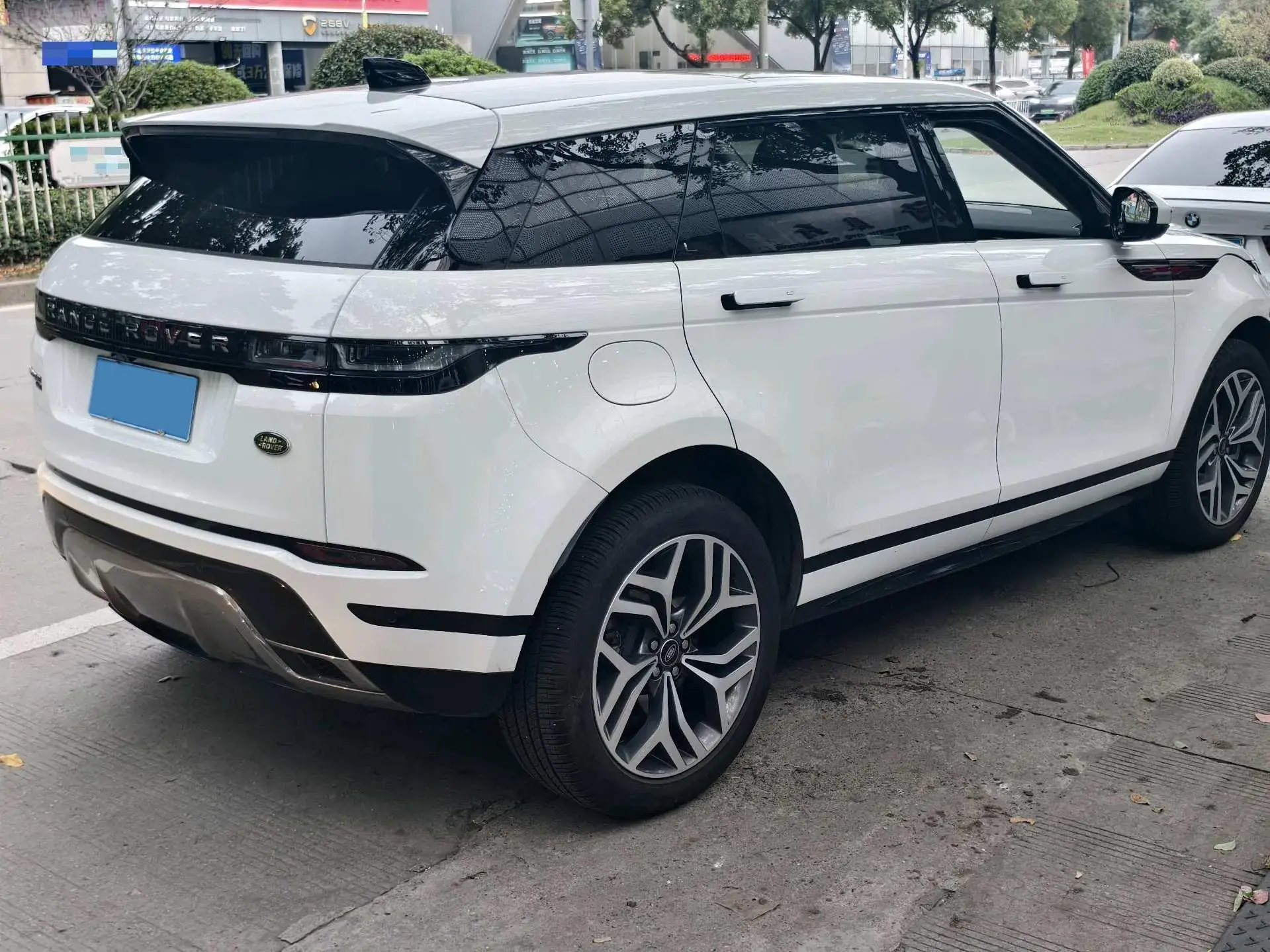 2023 LAND ROVER thumbnail 2