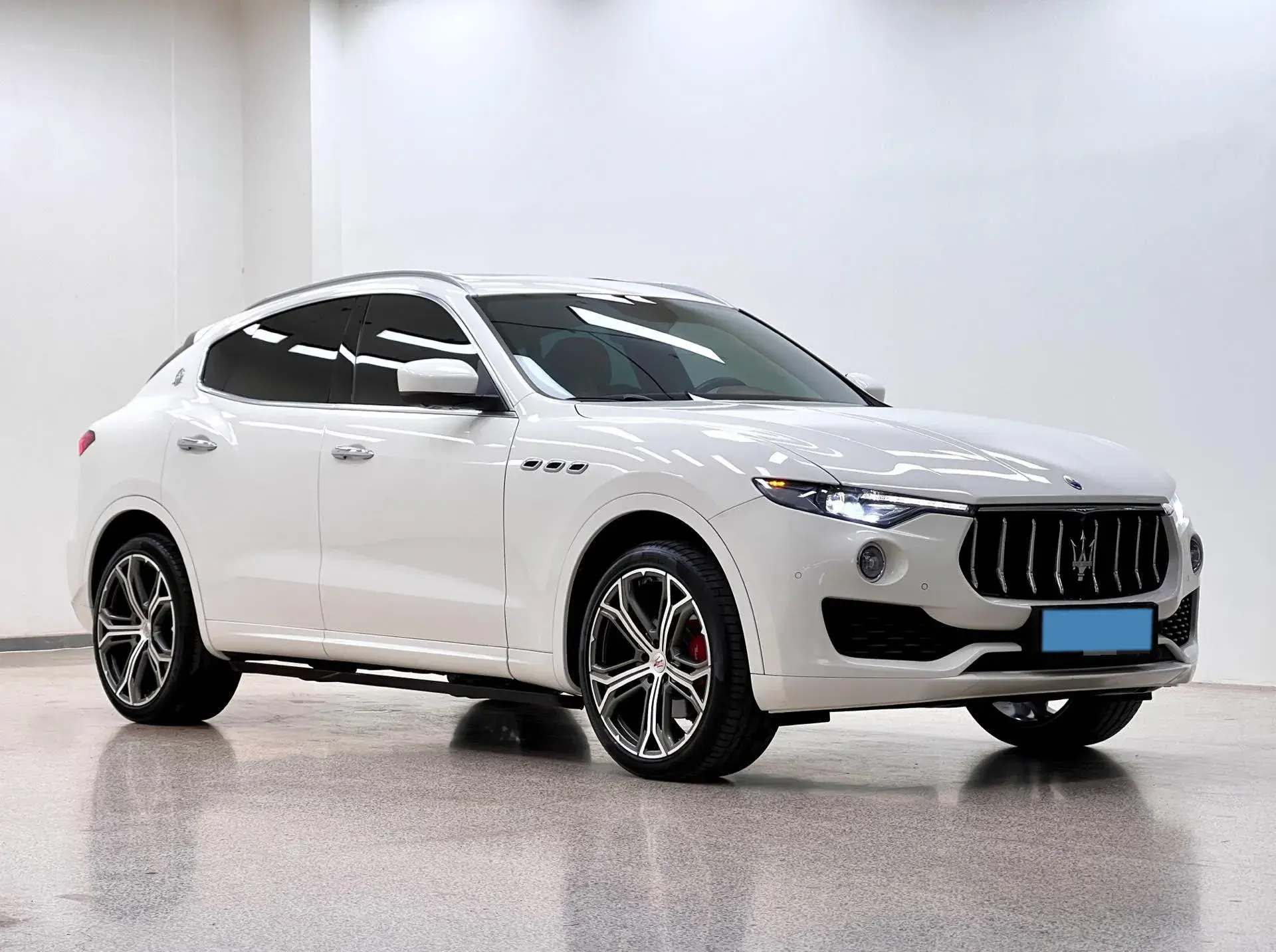 2016 MASERATI LEVANTE thumbnail 3