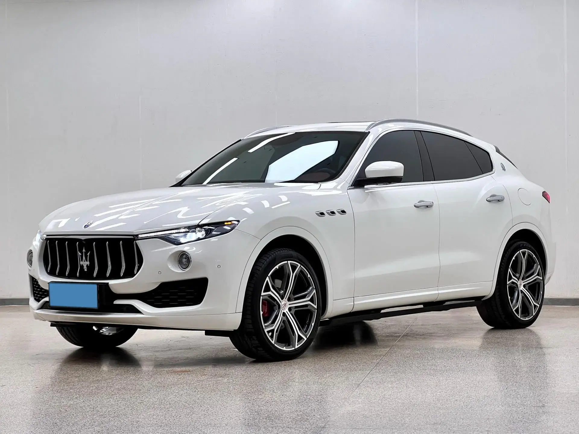 2016 MASERATI LEVANTE view 1