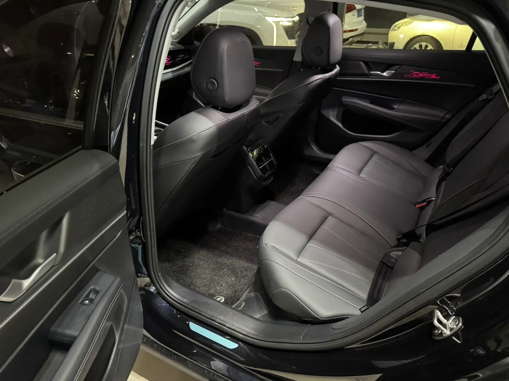 2025 VOLKSWAGEN PASSAT thumbnail 4