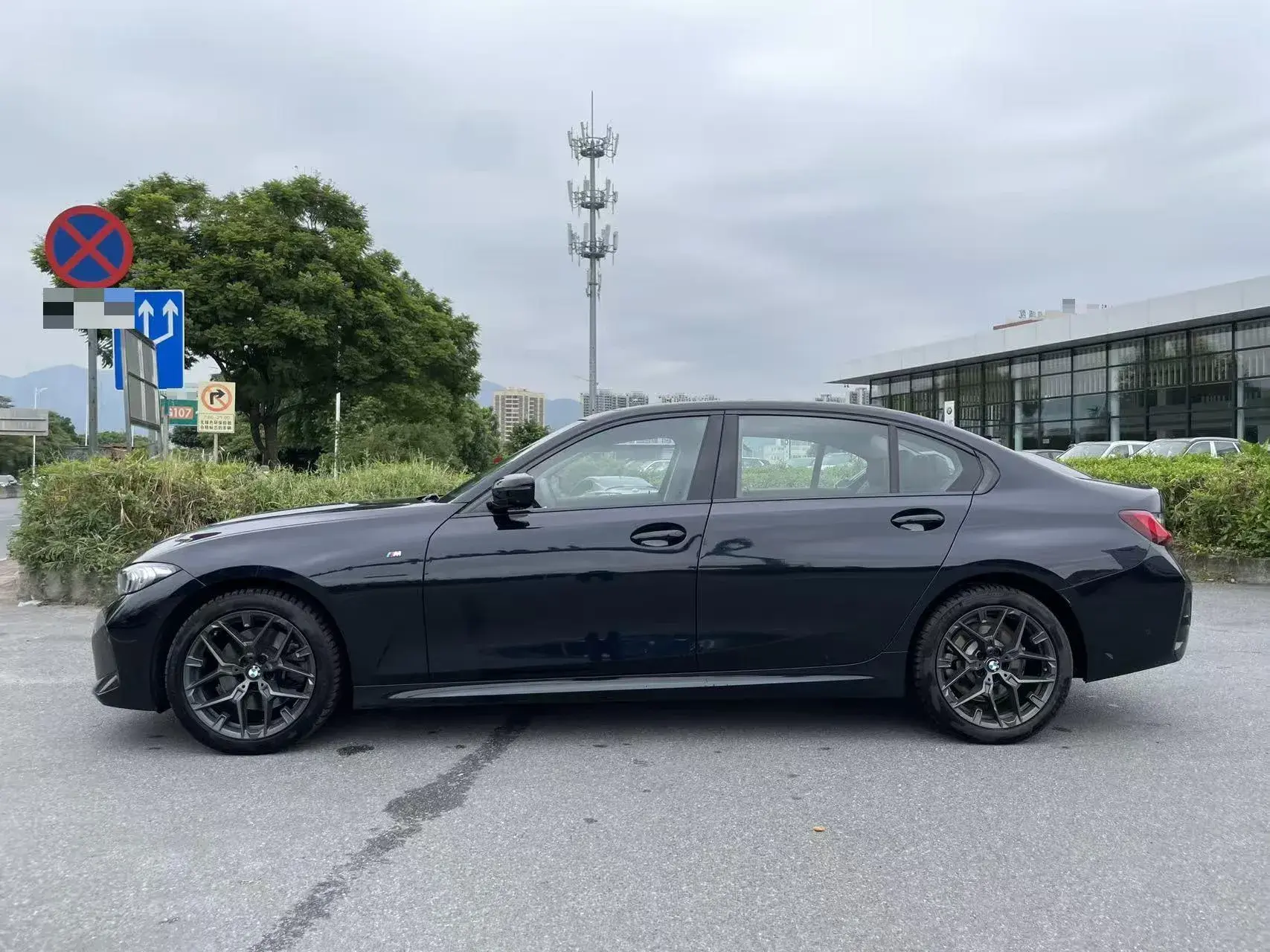 2025 BMW 3 thumbnail 4