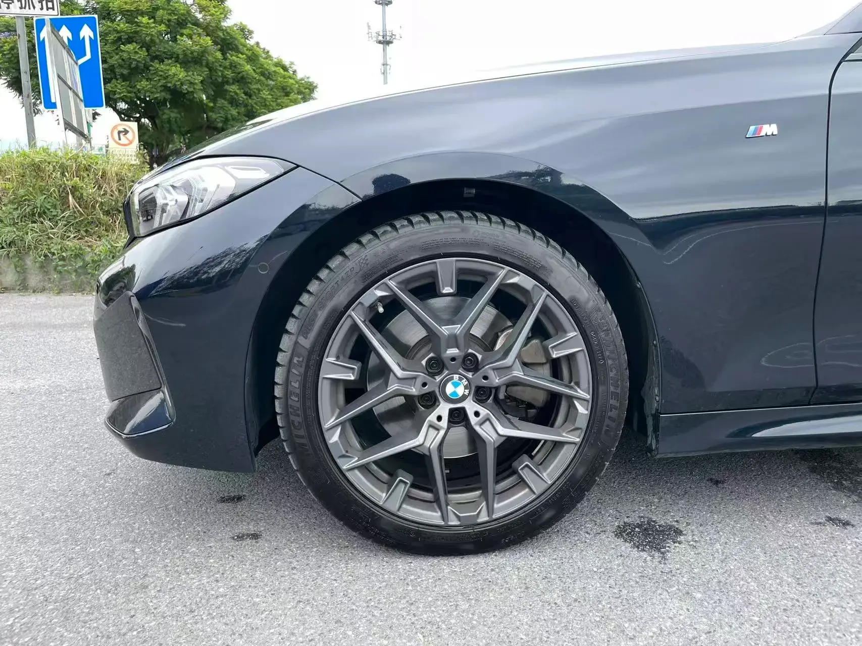 2025 BMW 3 thumbnail 3