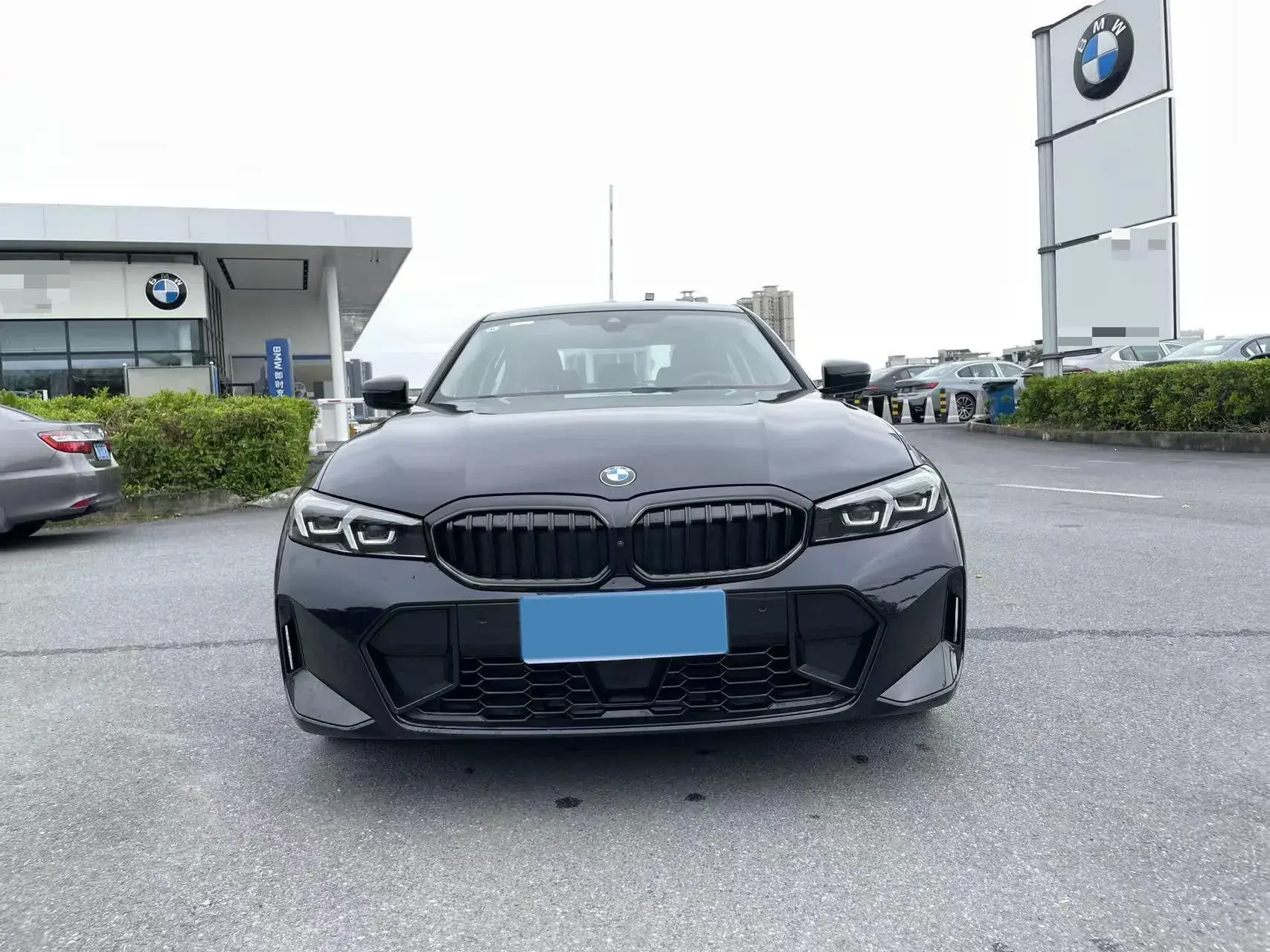 2025 BMW 3 thumbnail 2