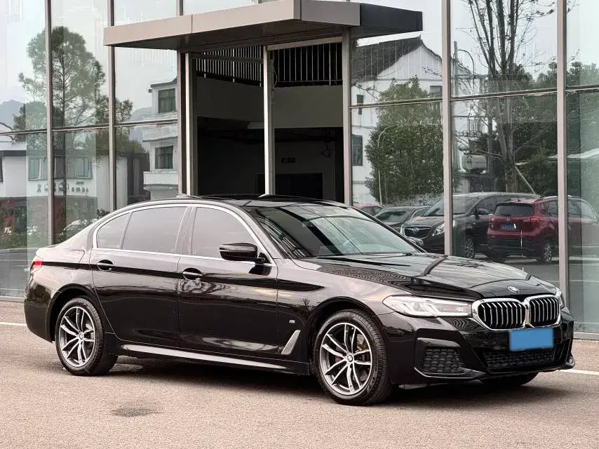 2021 BMW 5 thumbnail 3