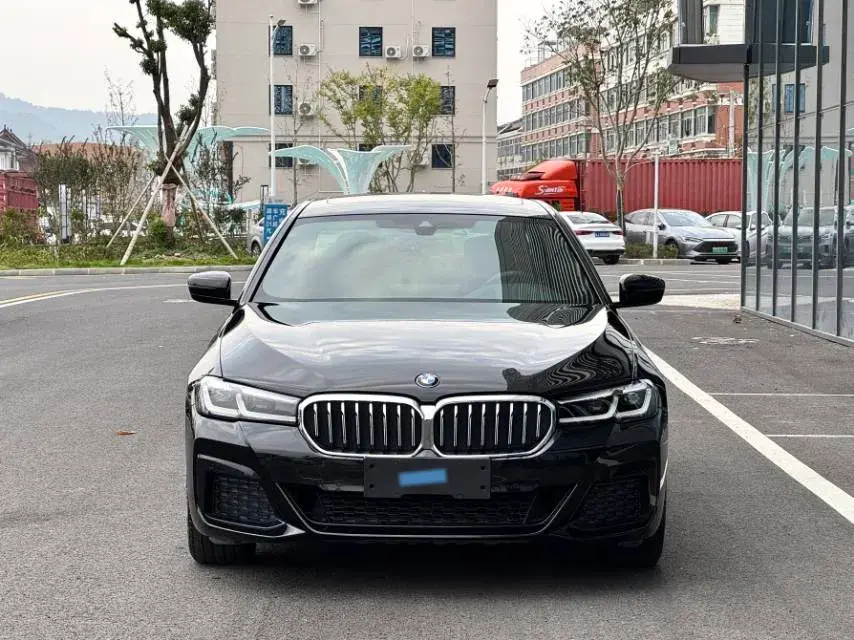 2021 BMW 5 thumbnail 2