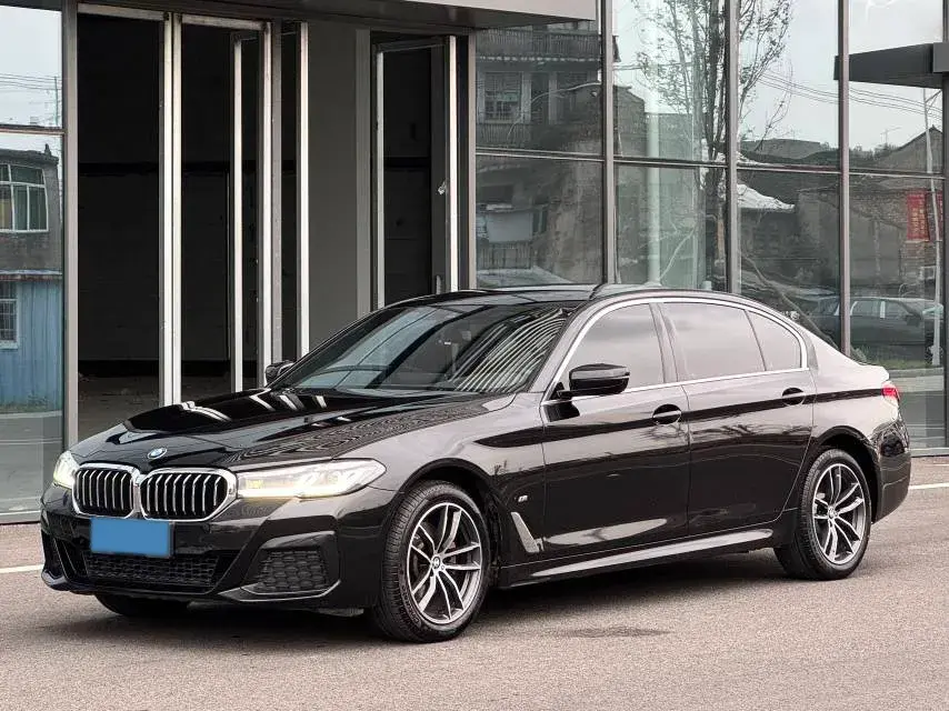 2021 BMW 5 view 1
