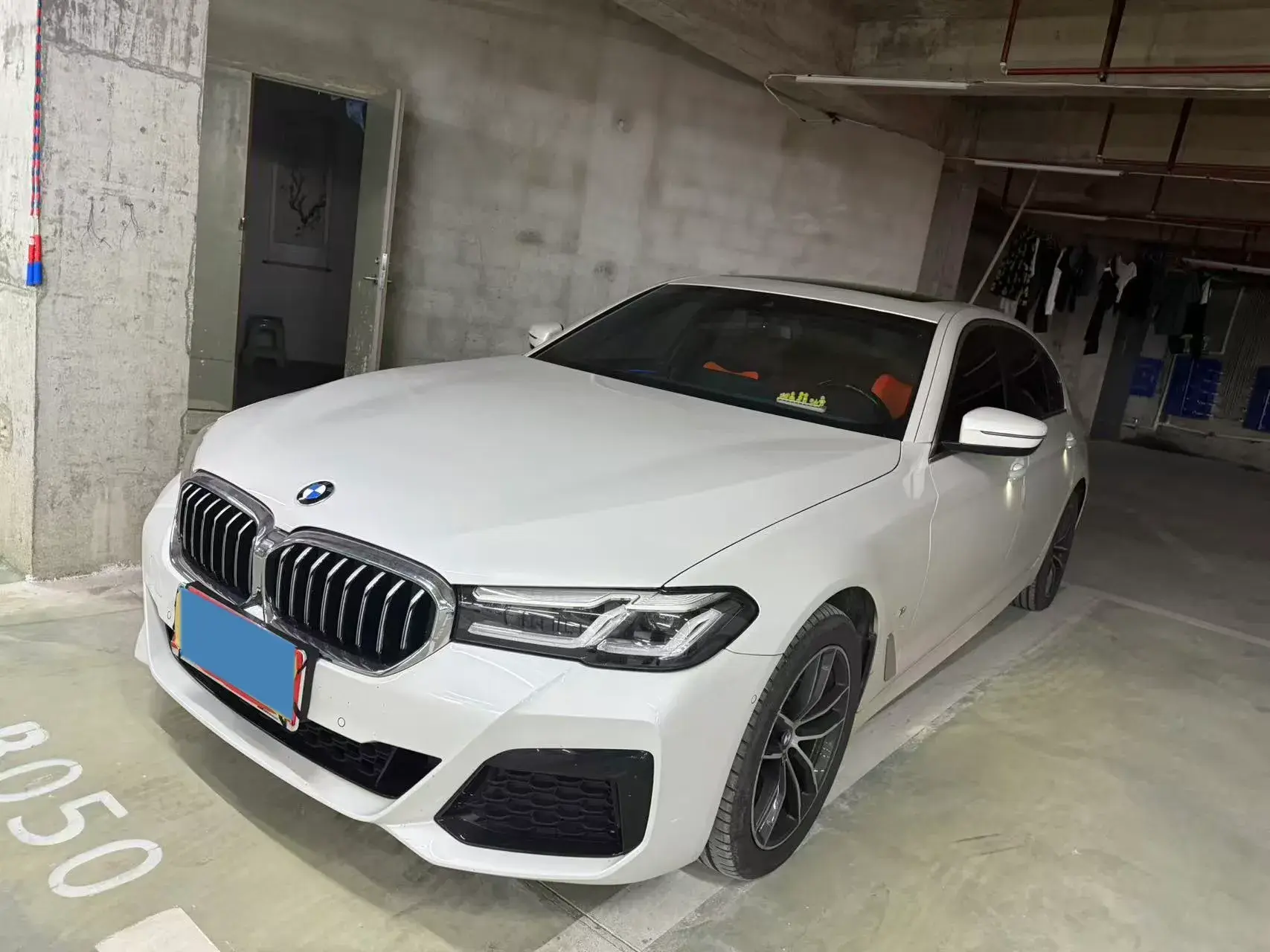 2022 BMW 5 view 1