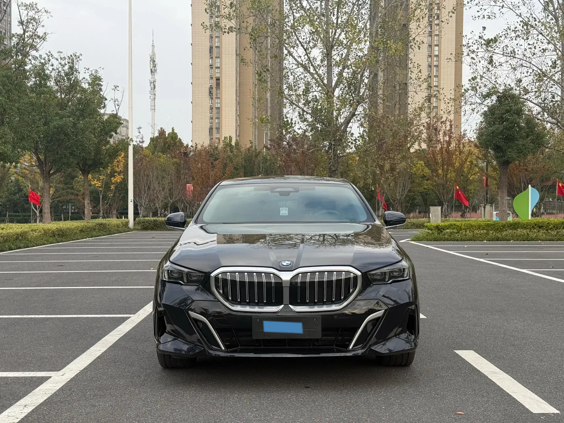 2025 BMW 5 thumbnail 2