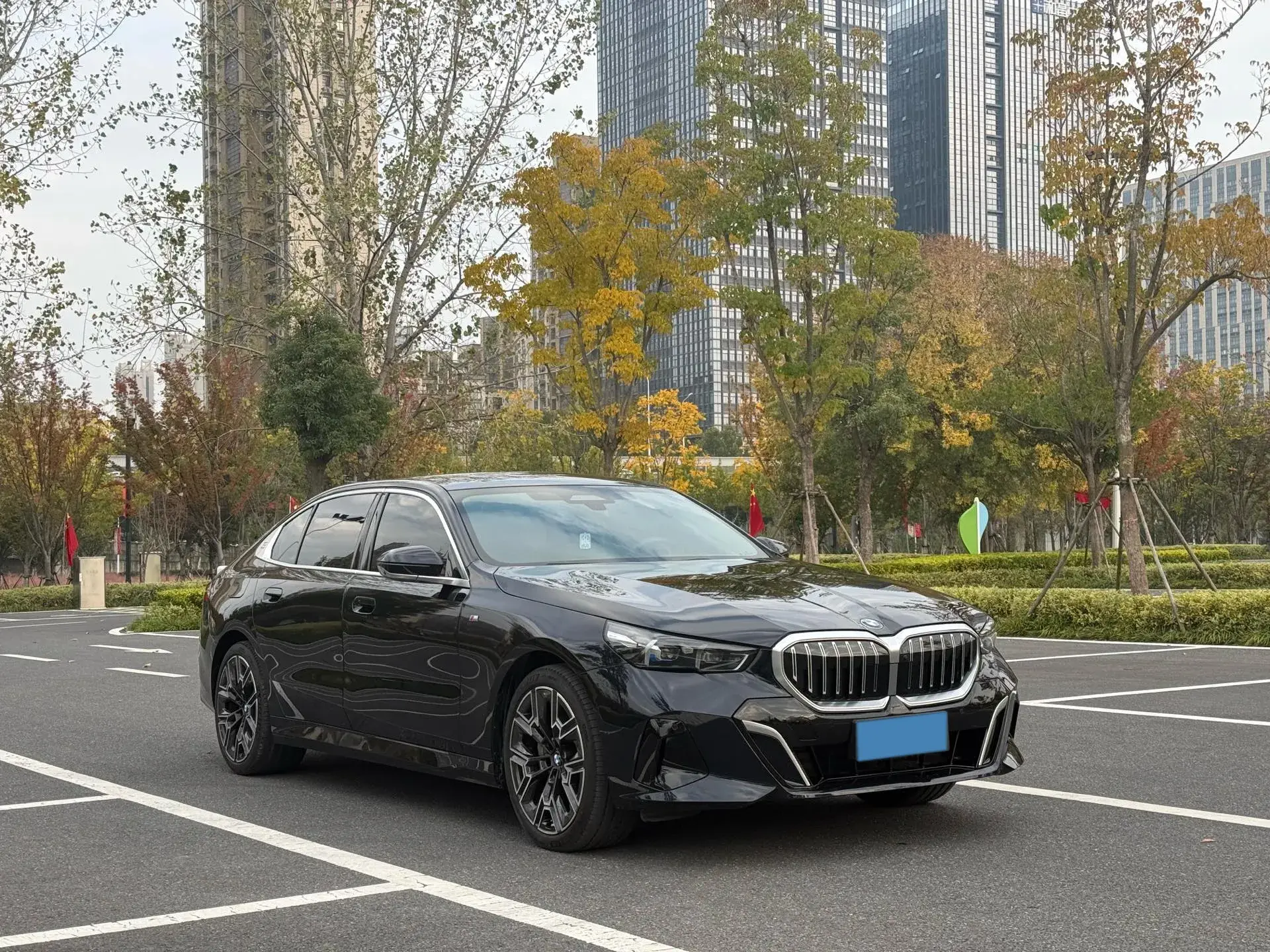 2025 BMW 5 thumbnail 3