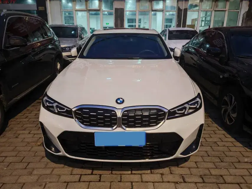 2024 BMW 3 thumbnail 2