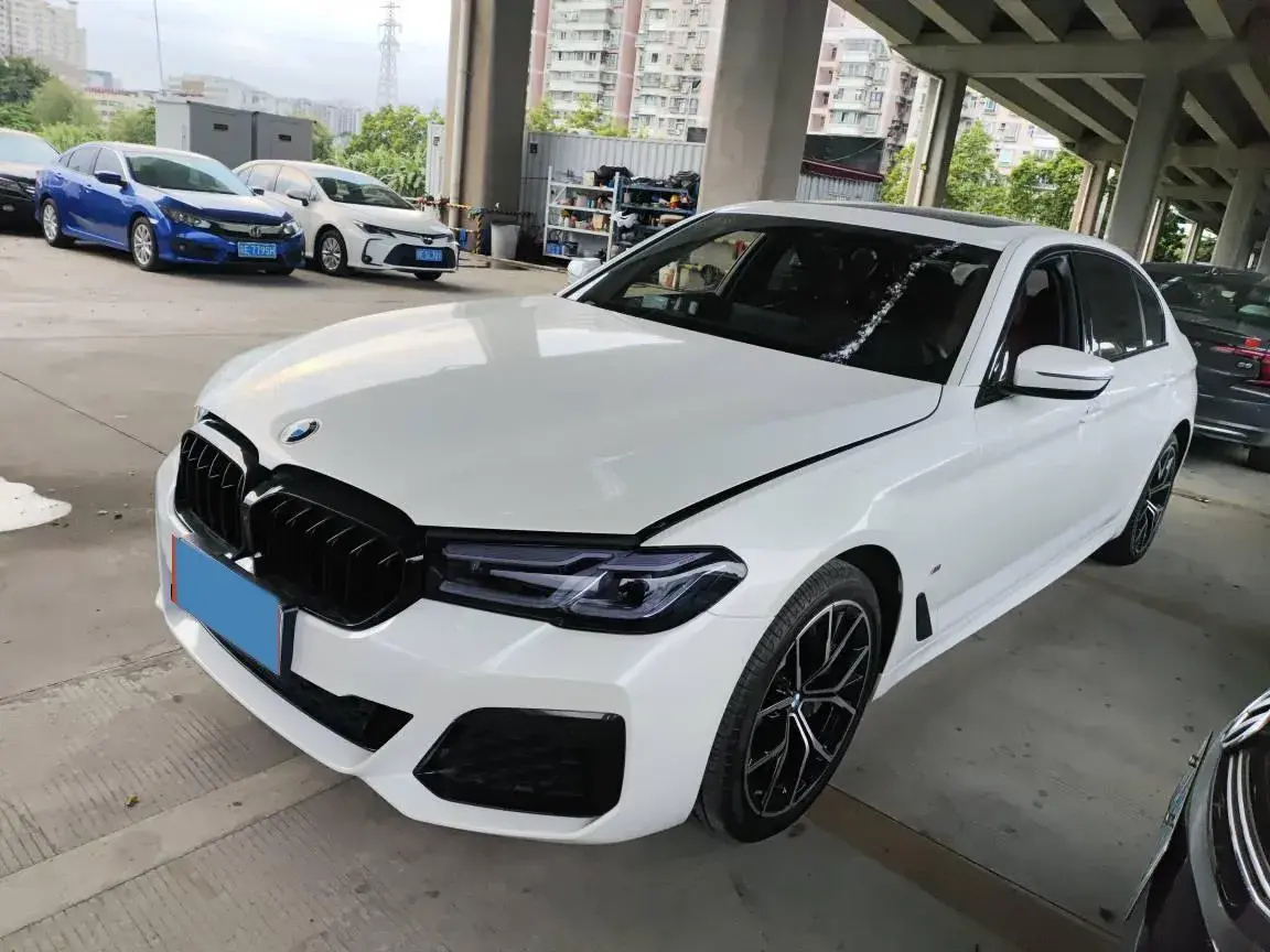 2023 BMW 5 view 1