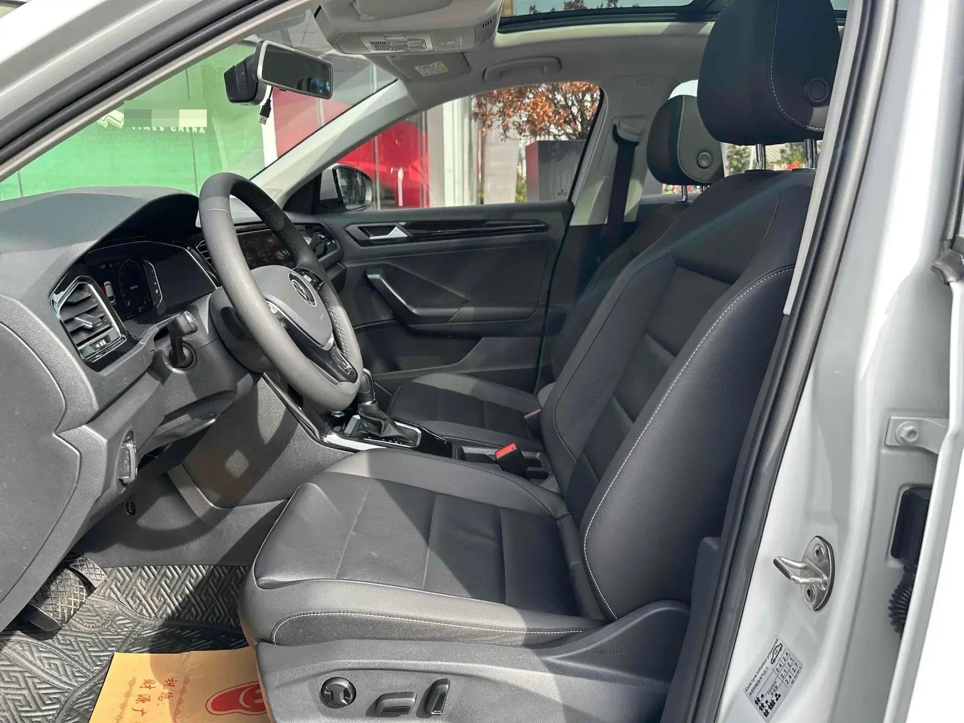 2022 VOLKSWAGEN T-ROC thumbnail 4