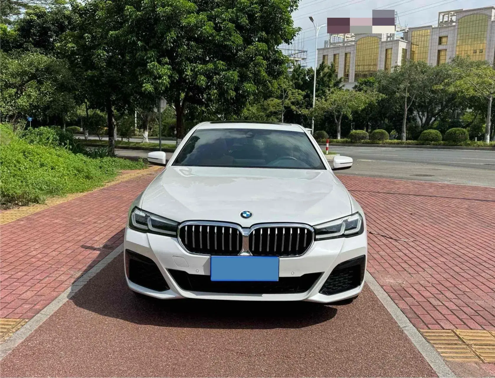2023 BMW 5 thumbnail 2