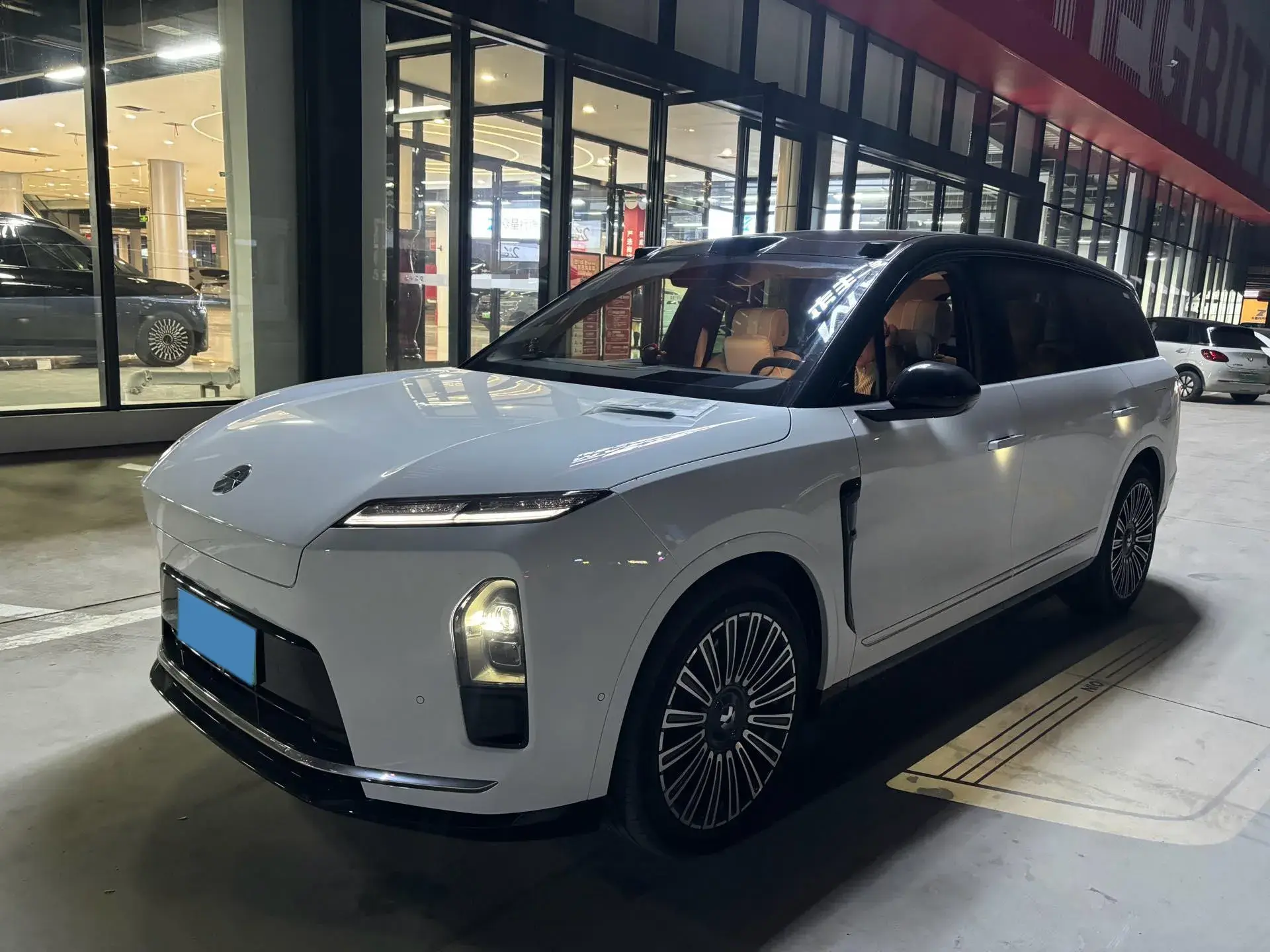 2023 NIO ES8 view 1