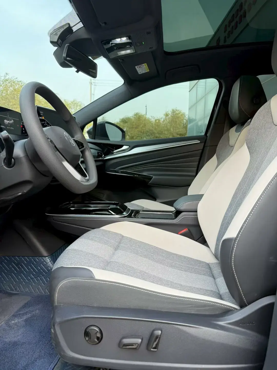 2022 VOLKSWAGEN ID.4 thumbnail 4