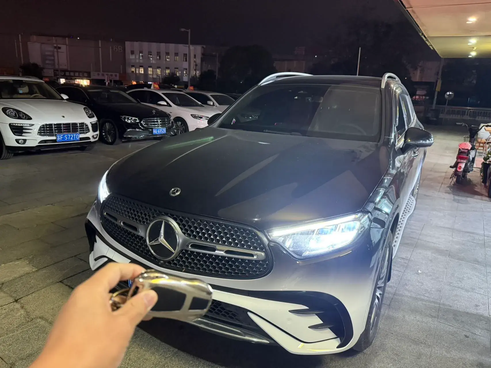 2023 MERCEDES-BENZ GLC view 1