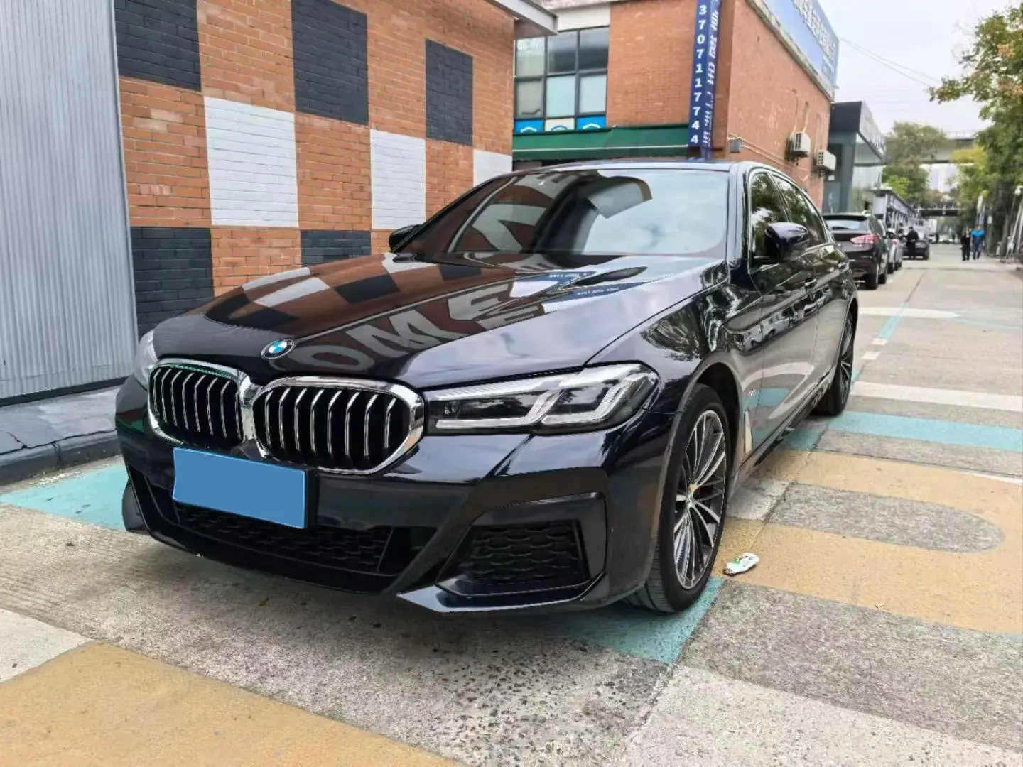 2022 BMW 5 view 1