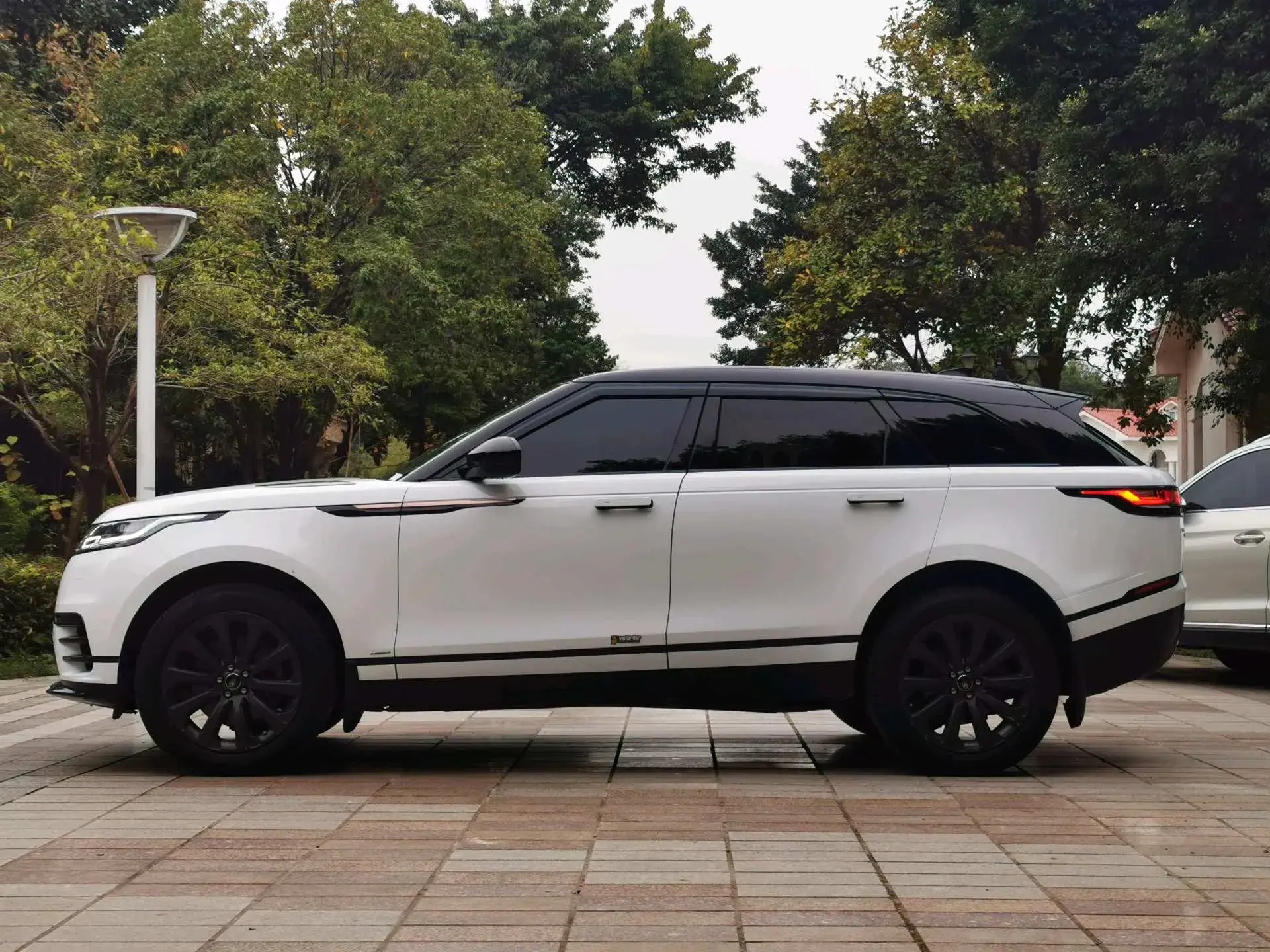 2020 LAND ROVER thumbnail 3