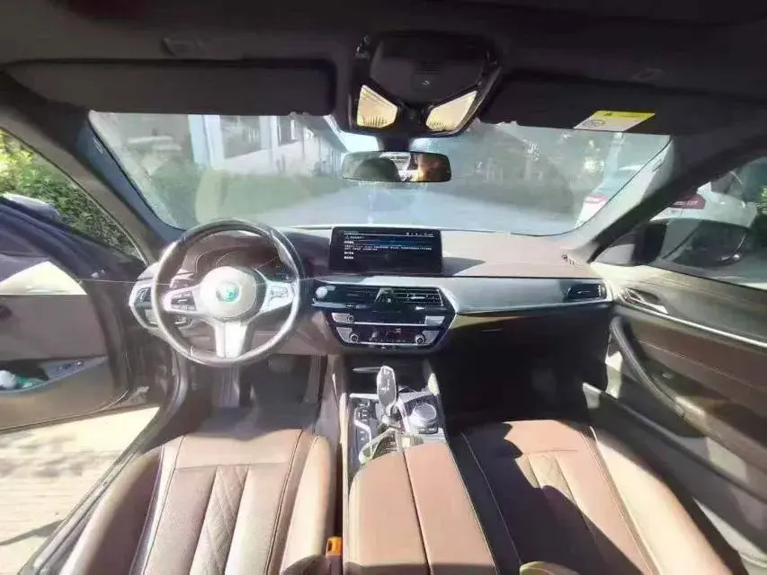 2022 BMW 5 thumbnail 4