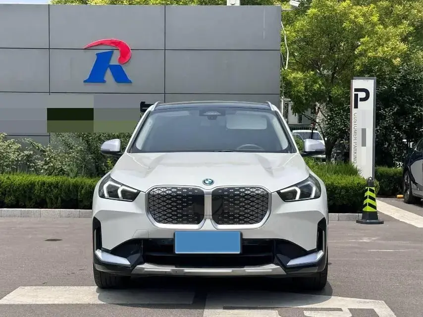 2023 BMW IX1 thumbnail 2
