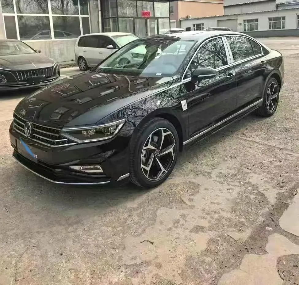 2023 VOLKSWAGEN MAGOTAN view 1