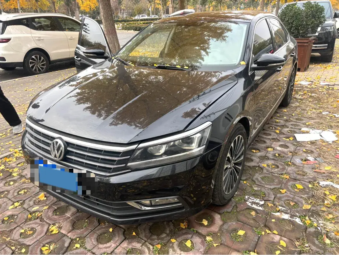 2017 VOLKSWAGEN PASSAT thumbnail 2