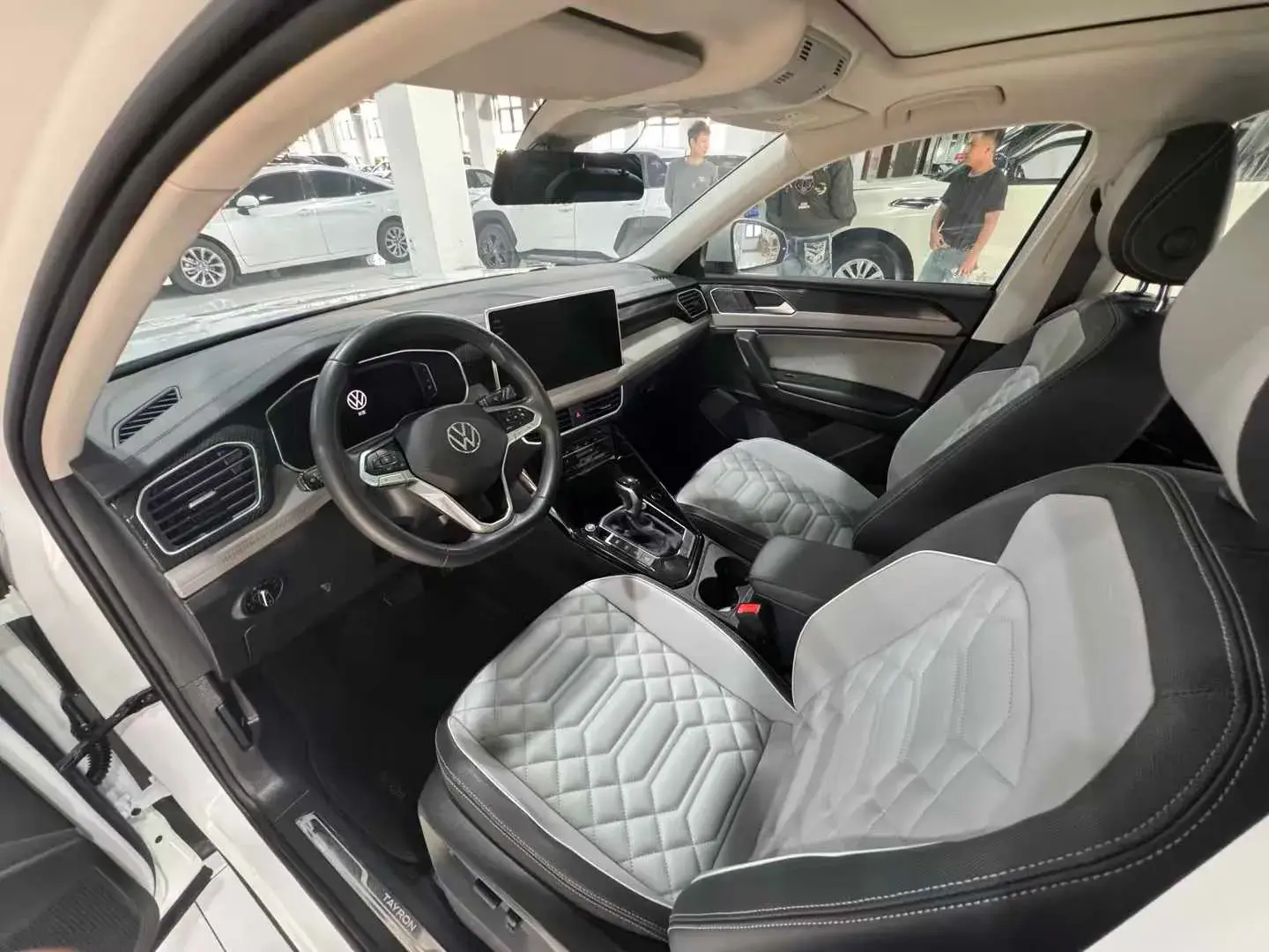 2023 VOLKSWAGEN TAYRON thumbnail 4