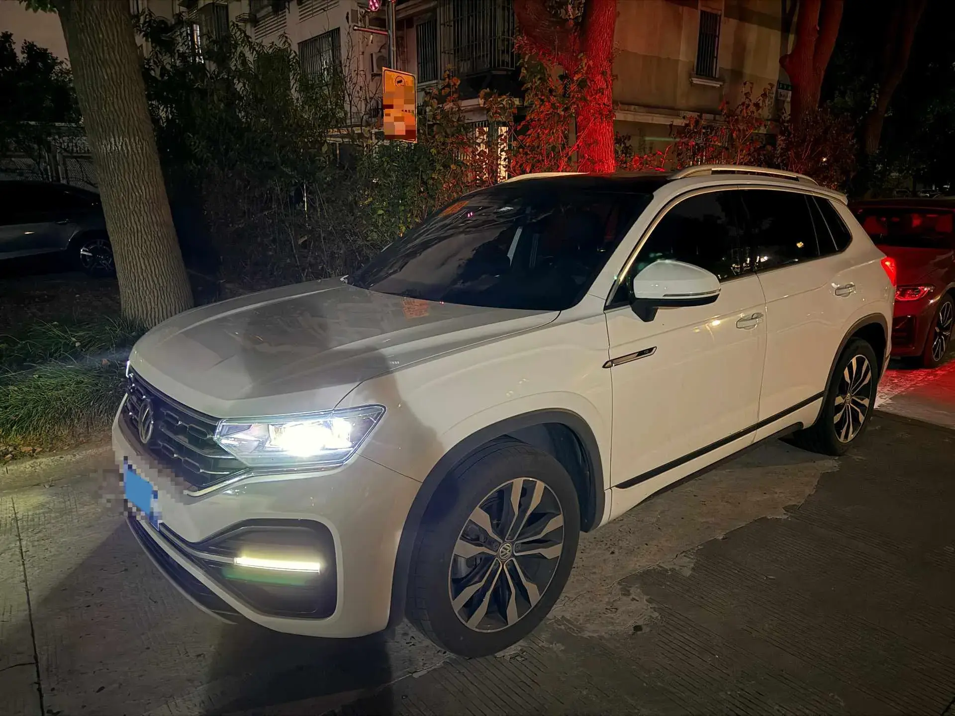 2020 VOLKSWAGEN TAYRON view 1