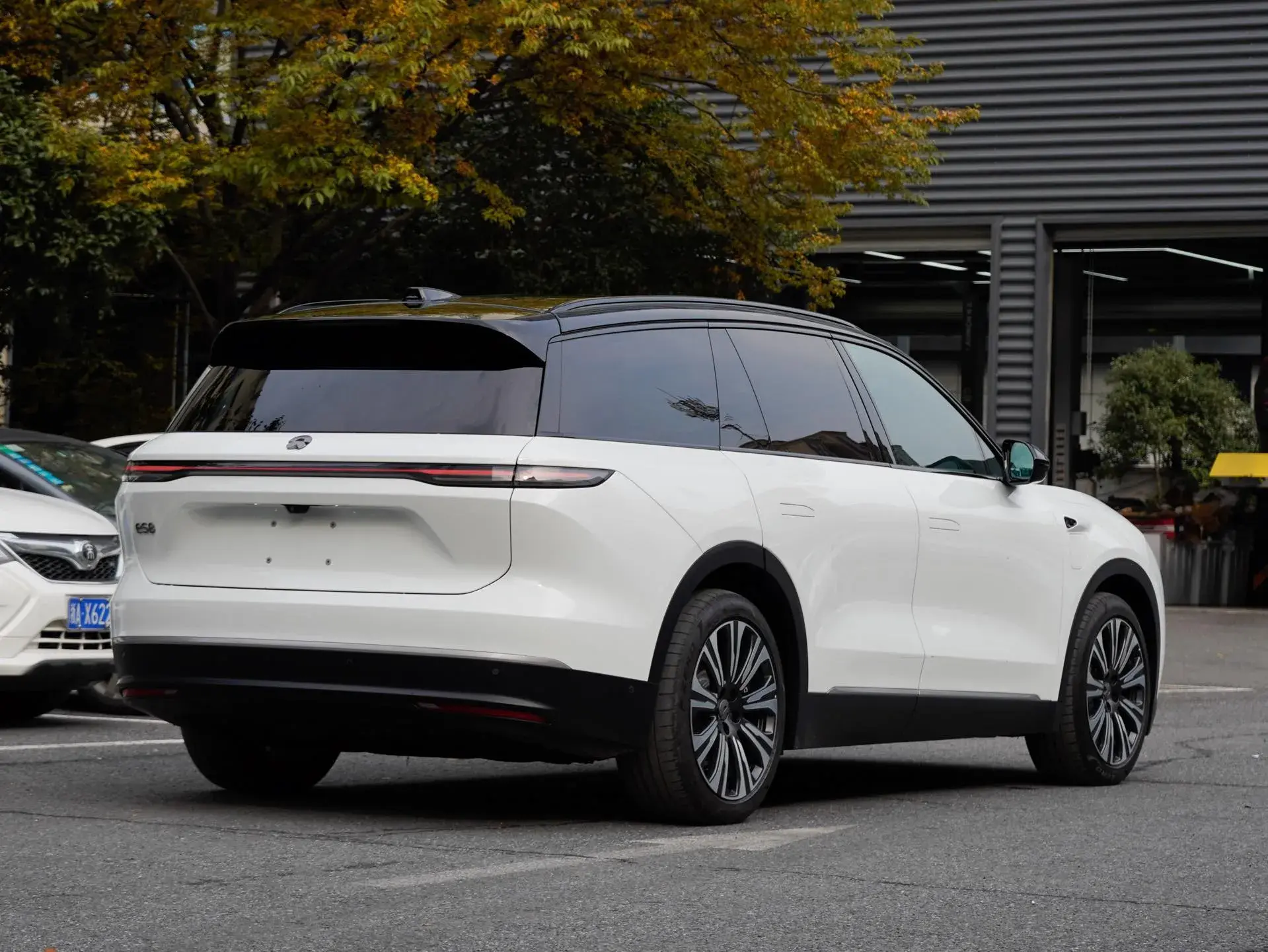 2023 NIO ES8 thumbnail 4