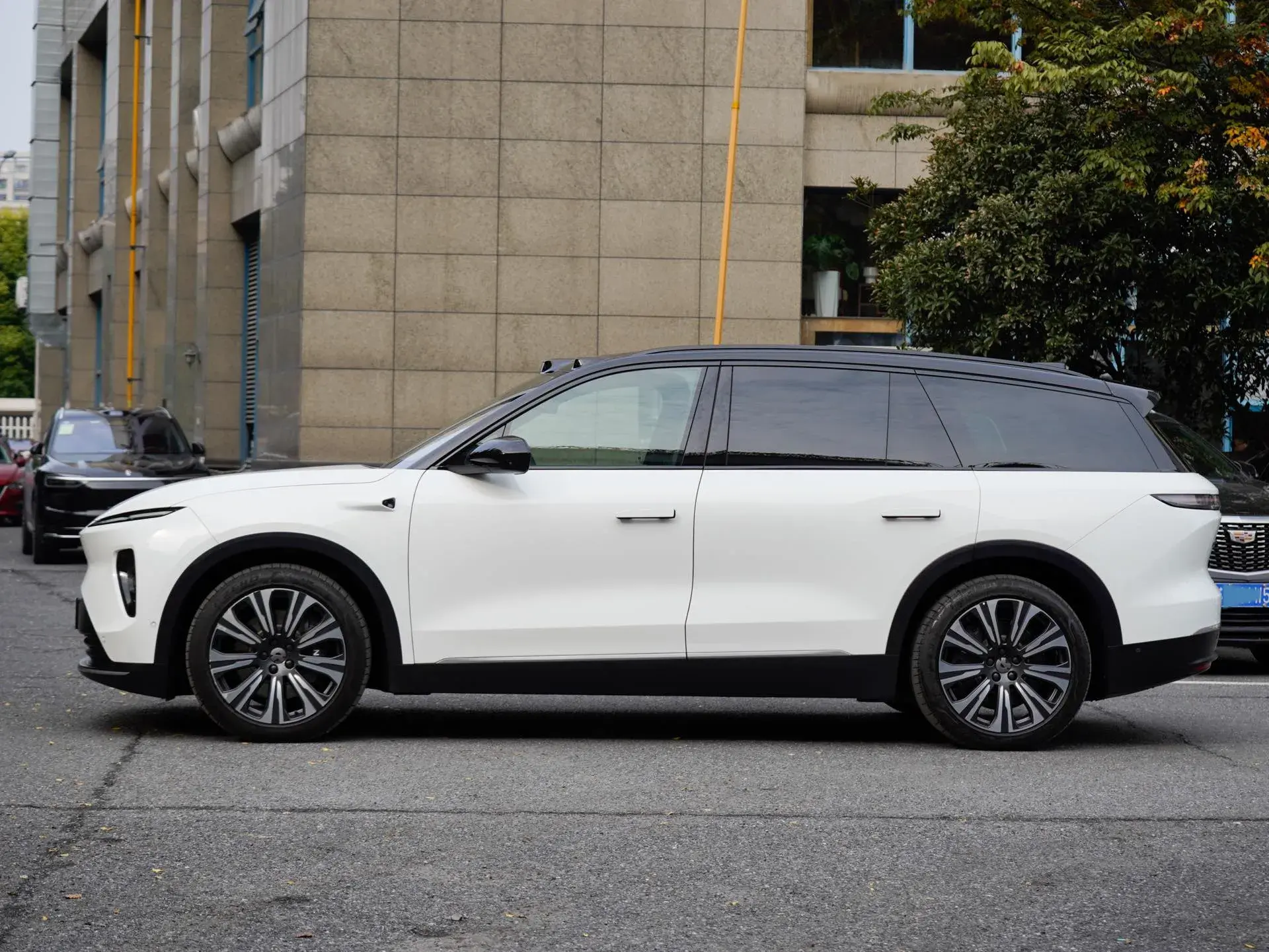 2023 NIO ES8 thumbnail 3