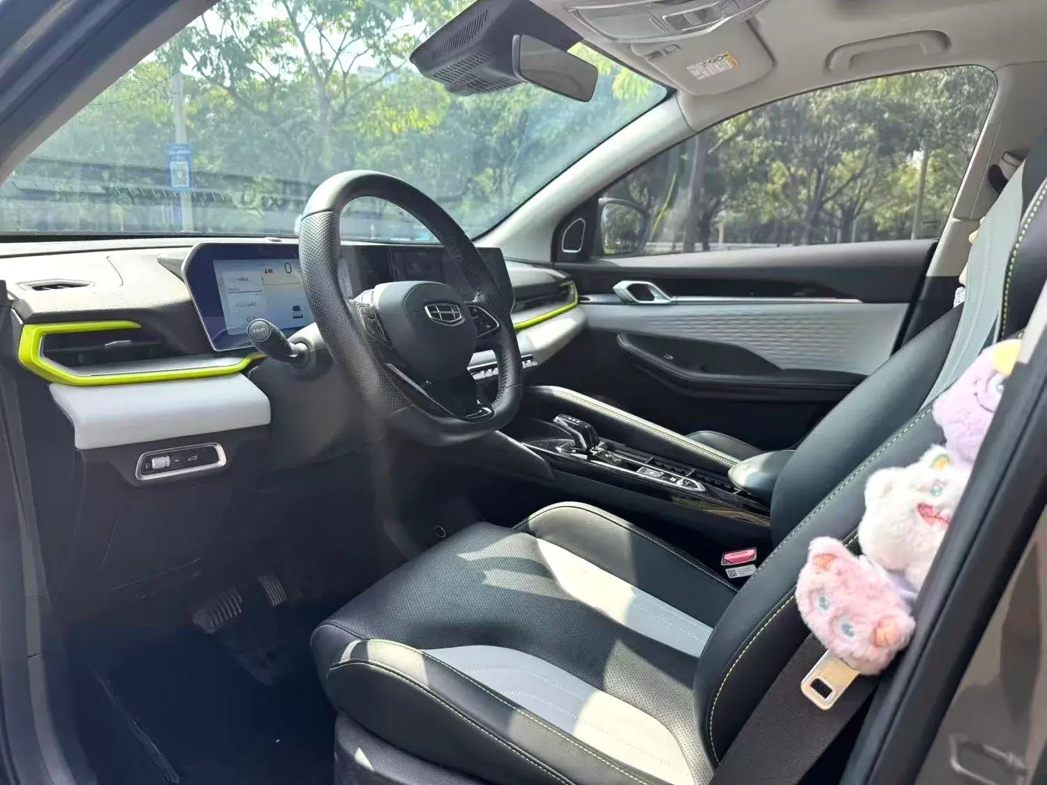 2022 GEELY COOLRAY thumbnail 4