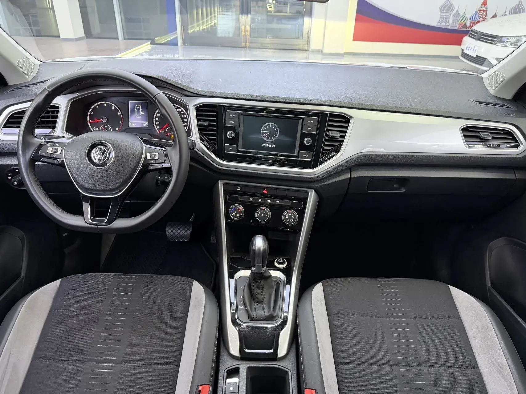 2020 VOLKSWAGEN T-ROC thumbnail 4