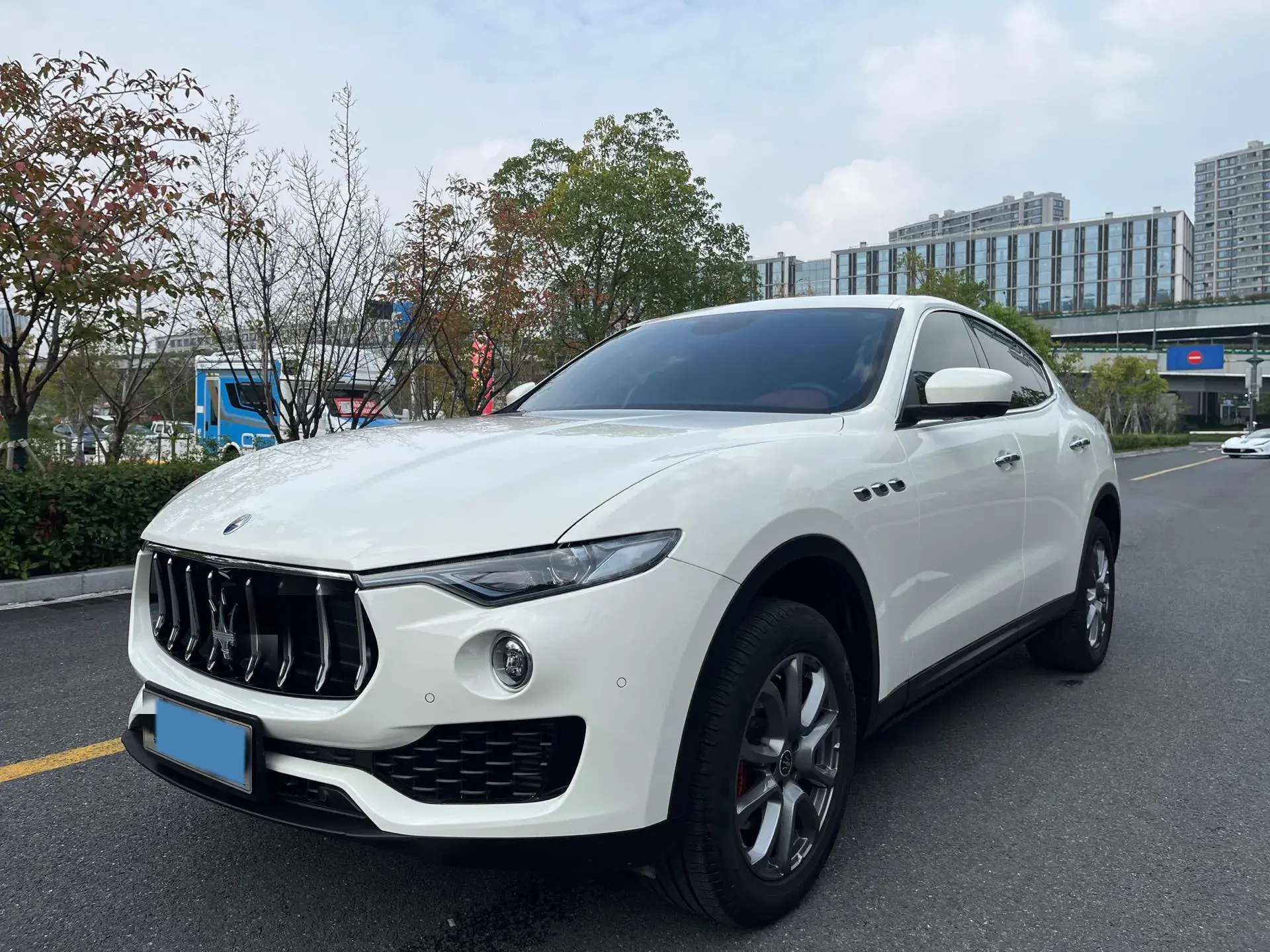 2019 MASERATI LEVANTE view 1