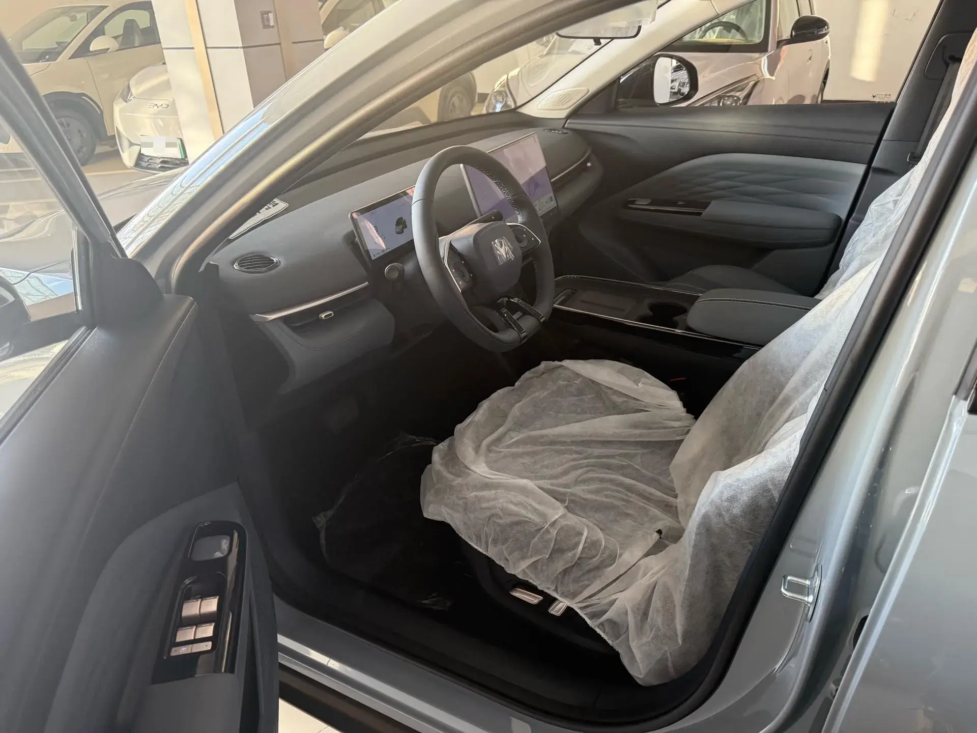 2025 ARCFOX T1 thumbnail 3