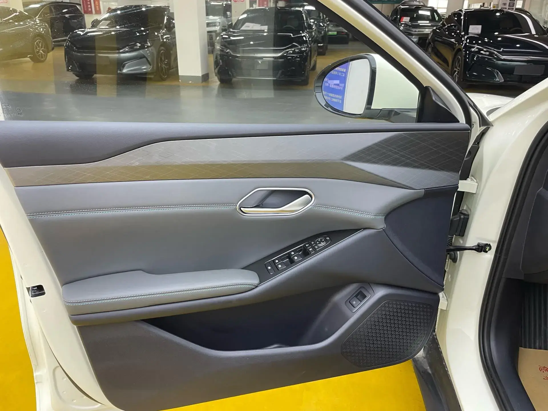 2025 BYD QINL thumbnail 3