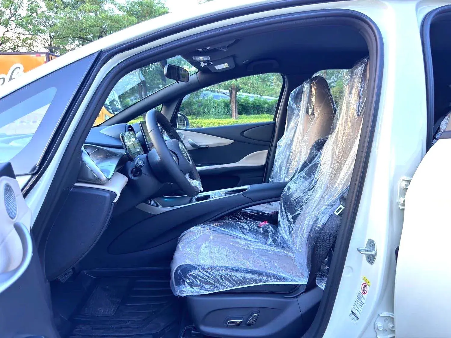 2025 BYD DOLPHIN thumbnail 4