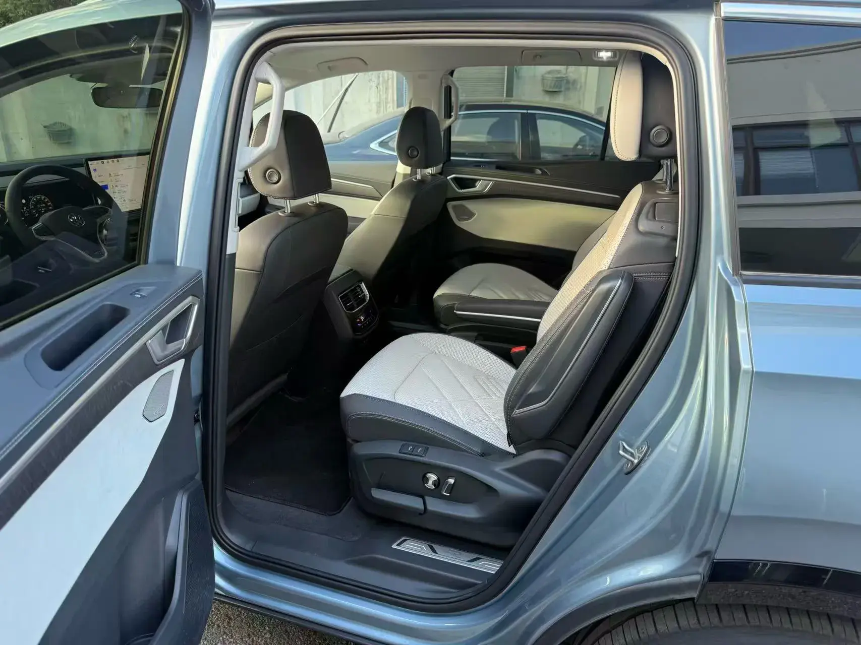 2023 VOLKSWAGEN TALAGON thumbnail 4