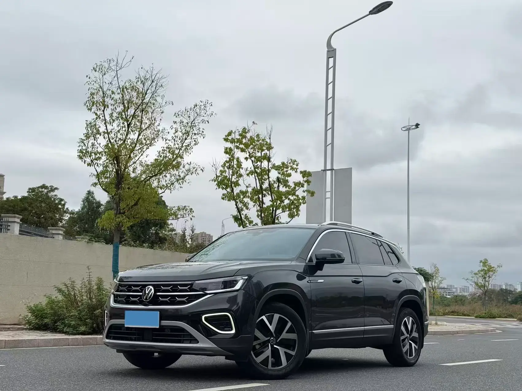 2023 VOLKSWAGEN TAYRON view 1